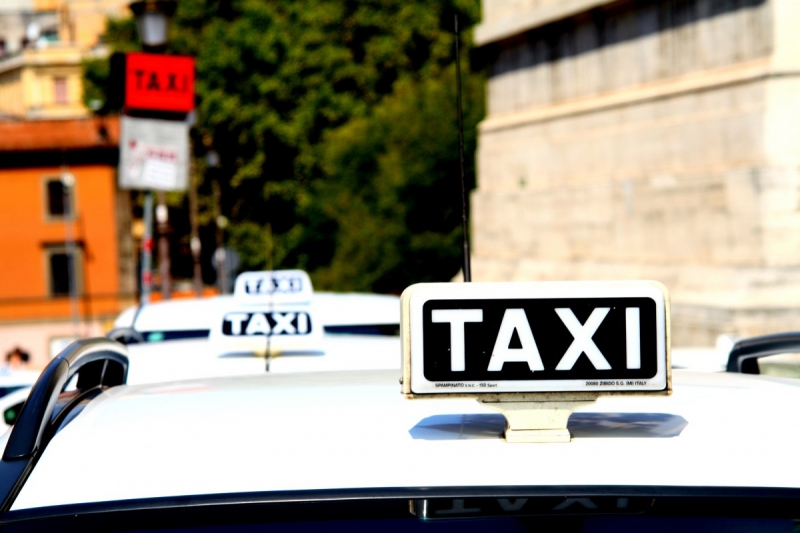 taxis-CASTILLON-min_taxi_auto_rome_road_white-1051610